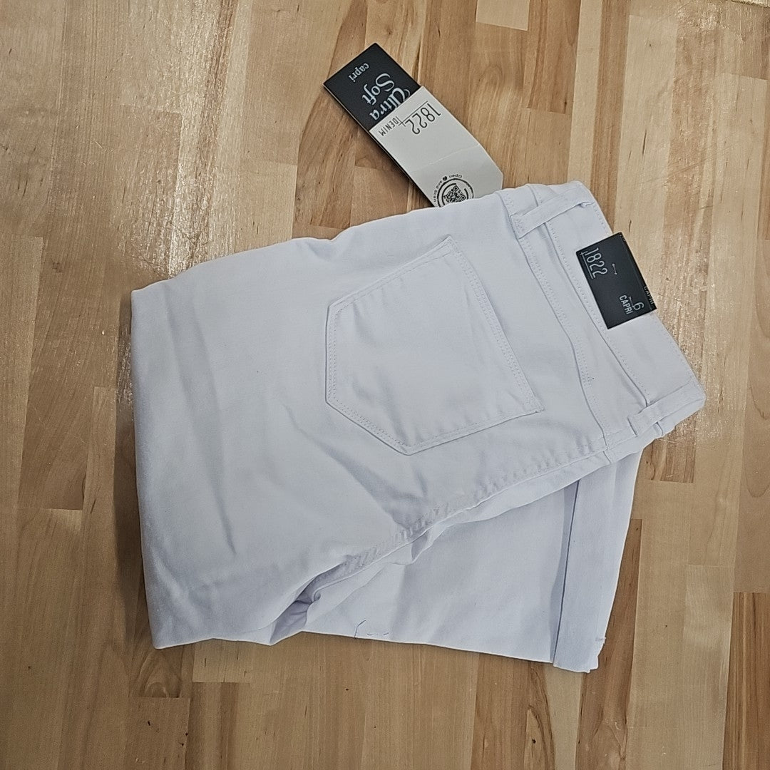 1822 Size 6 White Capris