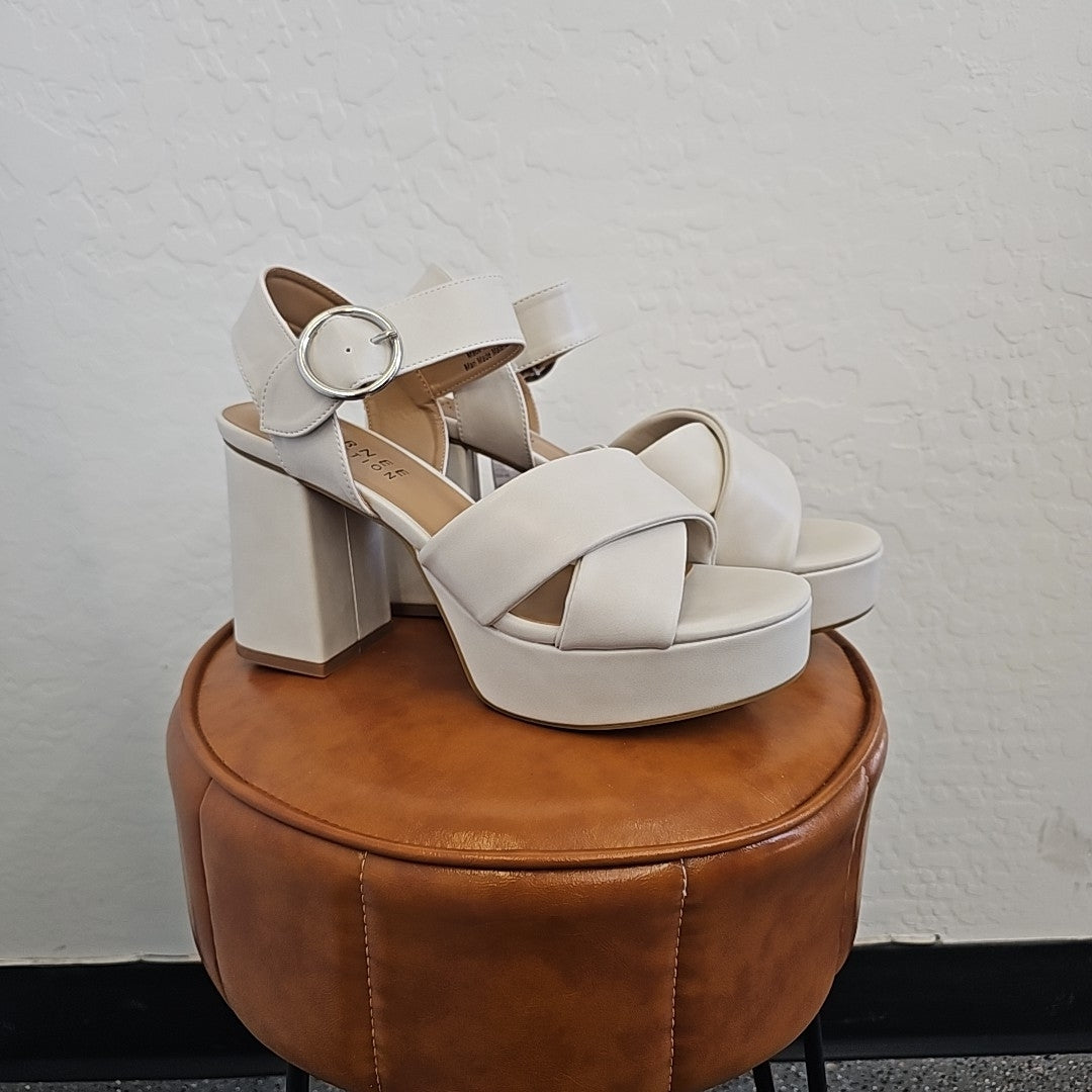 Journee Collection Shoe Size 9 White Heels