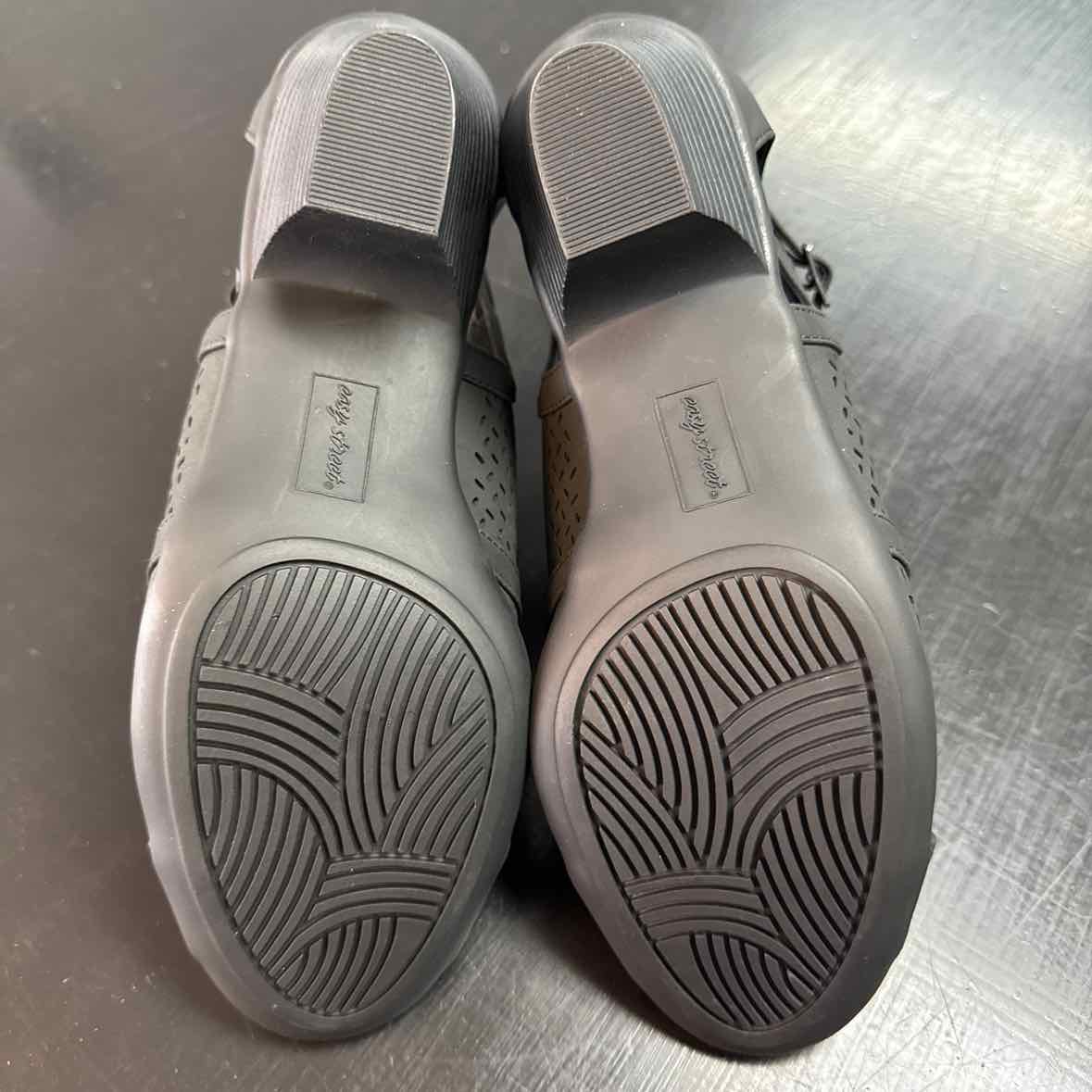 Easy Street Shoe Size 8.5 Carrigan Cut Out Block Heel Sandals NWT