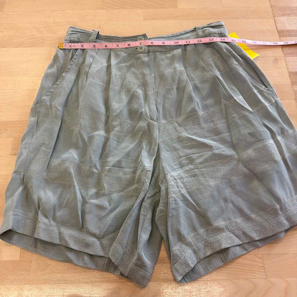 96 degrees Size 10 Green Shorts