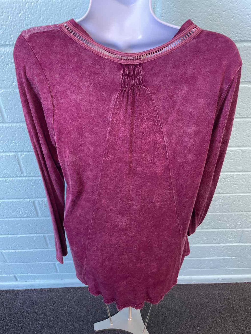 Gimmicks Size S Maroon Shirt