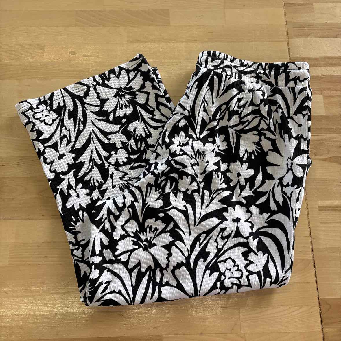 Kim Gravel Size M Black/White Preloved 2 pc sets