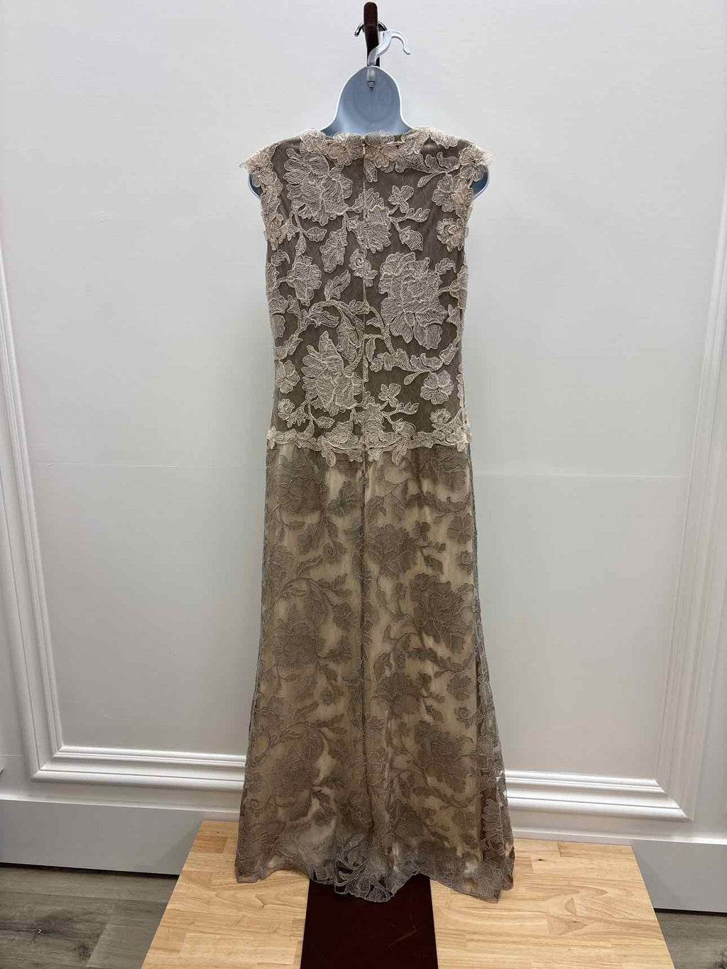 Tadashi Shoji Size 10 Sano Cream and Taupe Embroidered Preloved Sleeveless Dress