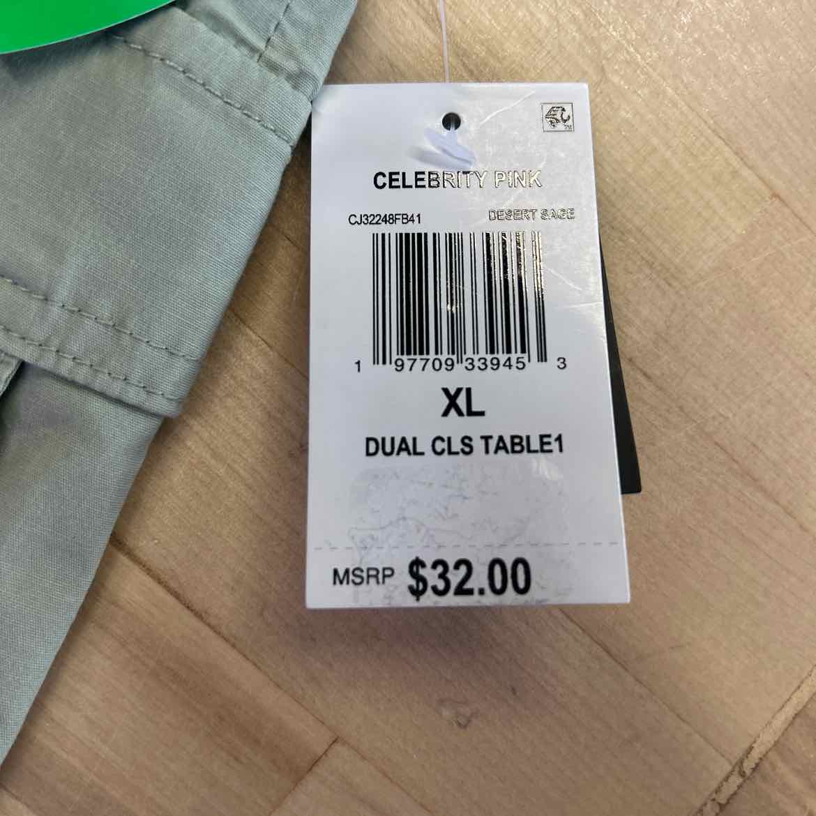 Celebrity pink Women Size XL Green New Shorts