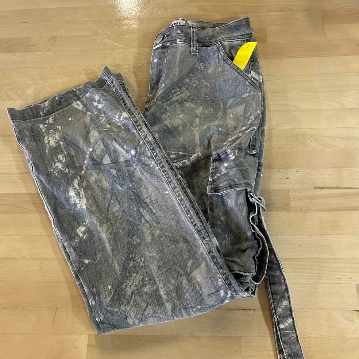 Disclosure Size 25 Camo Preloved Pants