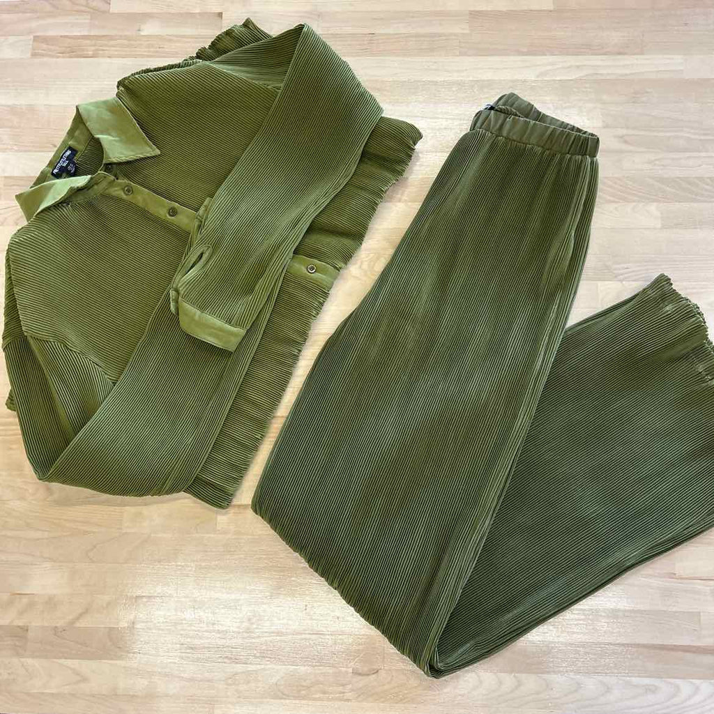 Pretty Little Thing Size 6 Green Twinsets