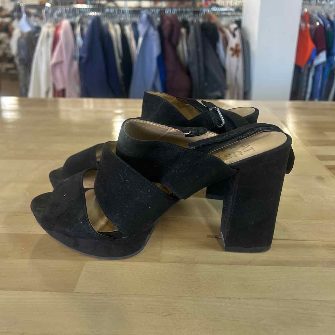 Naturalizer Size 7 Black Preloved Sandals