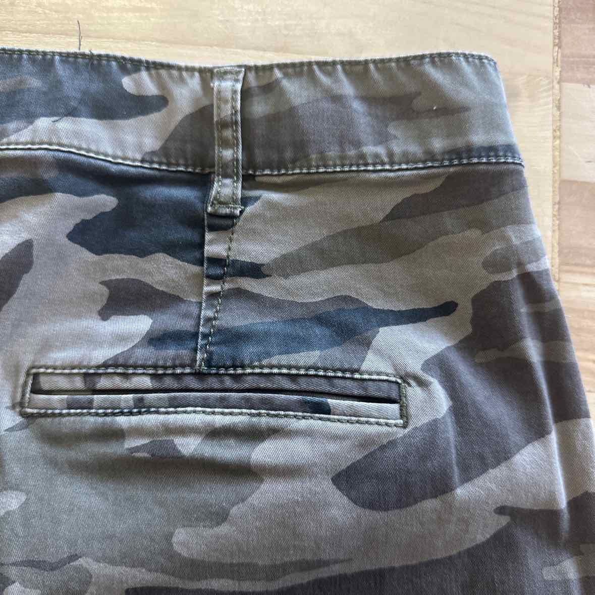 Express Size 6 Camo Shorts