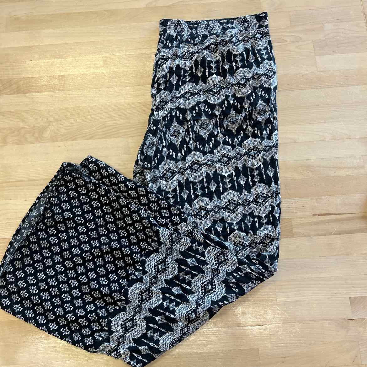 By & By Size L Black White Lounge