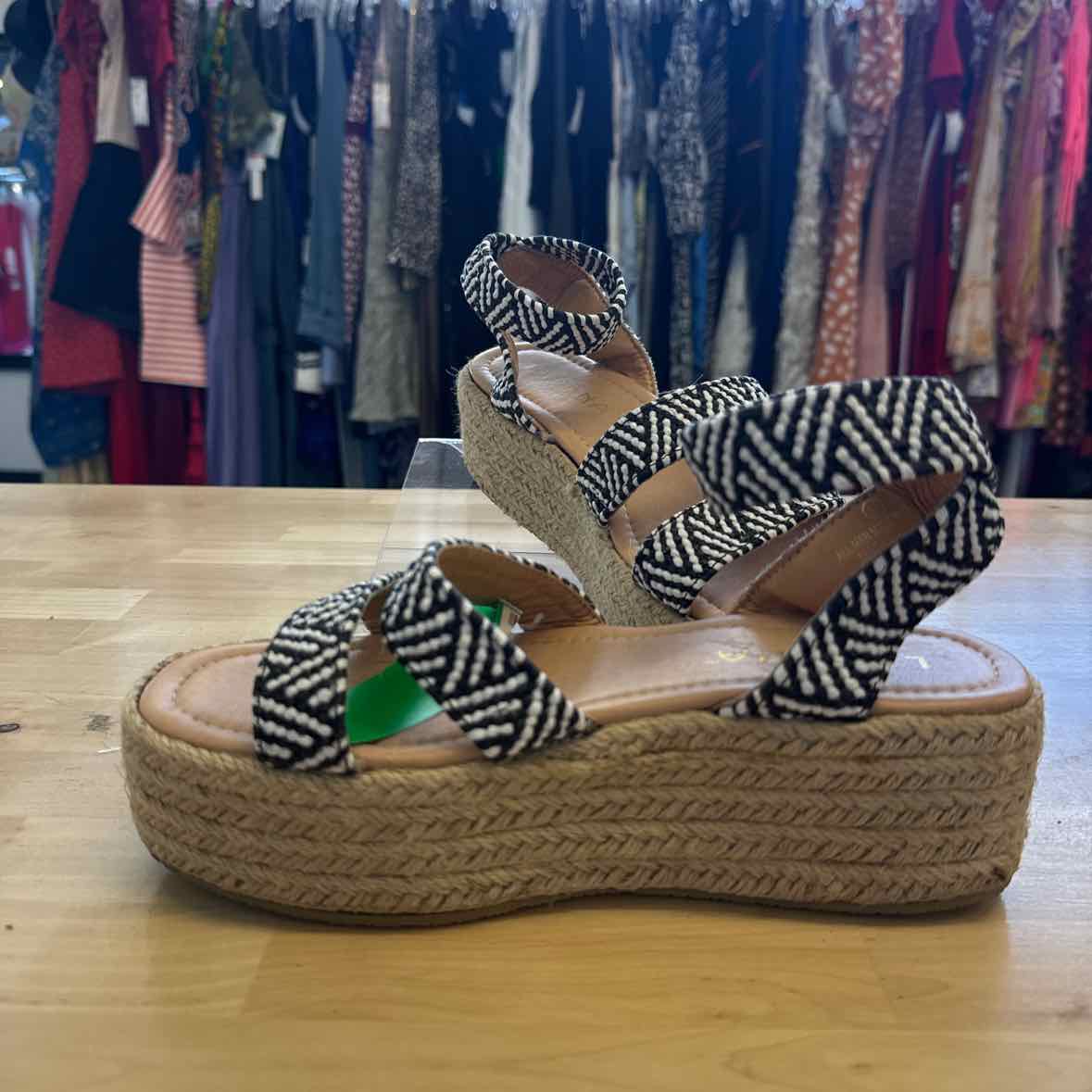 Liliana Shoe Size 5.5 Black/White Wedges