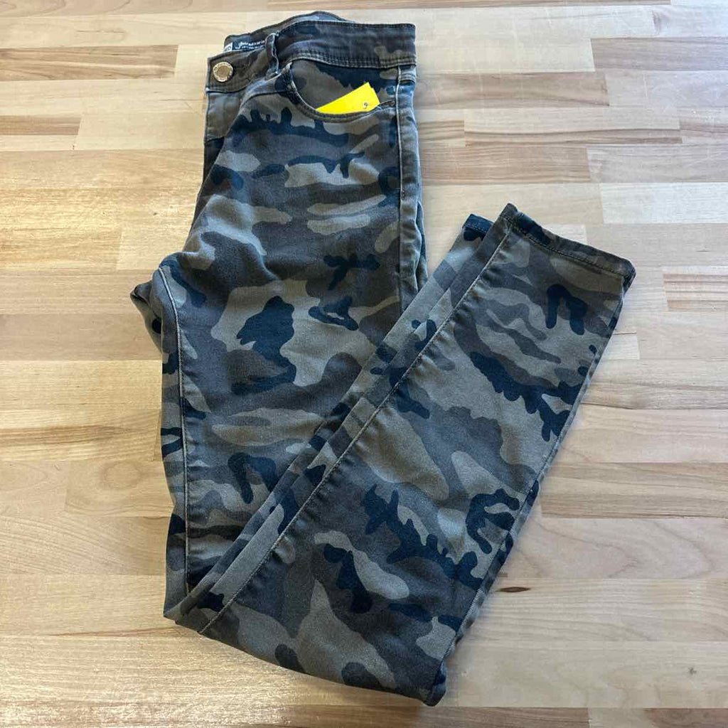Stradivarius Size 6 Camo Pants