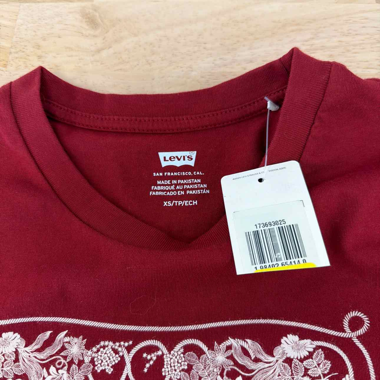Levi's Size XS Perfect Graphic Logo Cotton T-shir