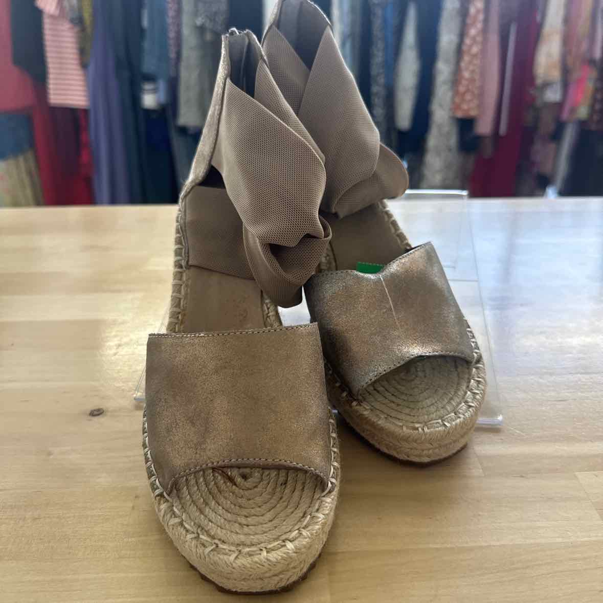 Eileen Fisher Shoe Size 9.5 Tan Wedges