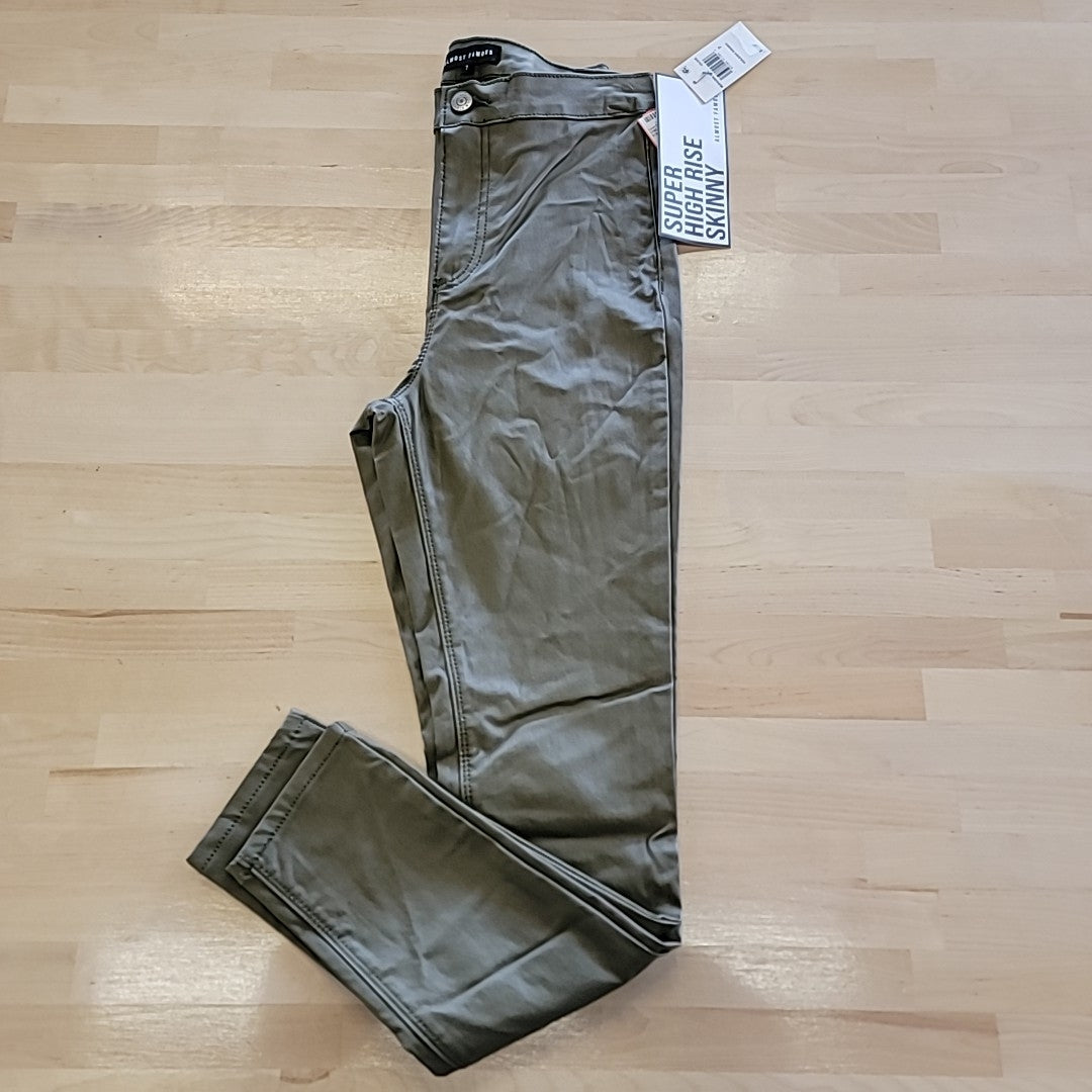 Almost Famous Size 7 Green Jeans