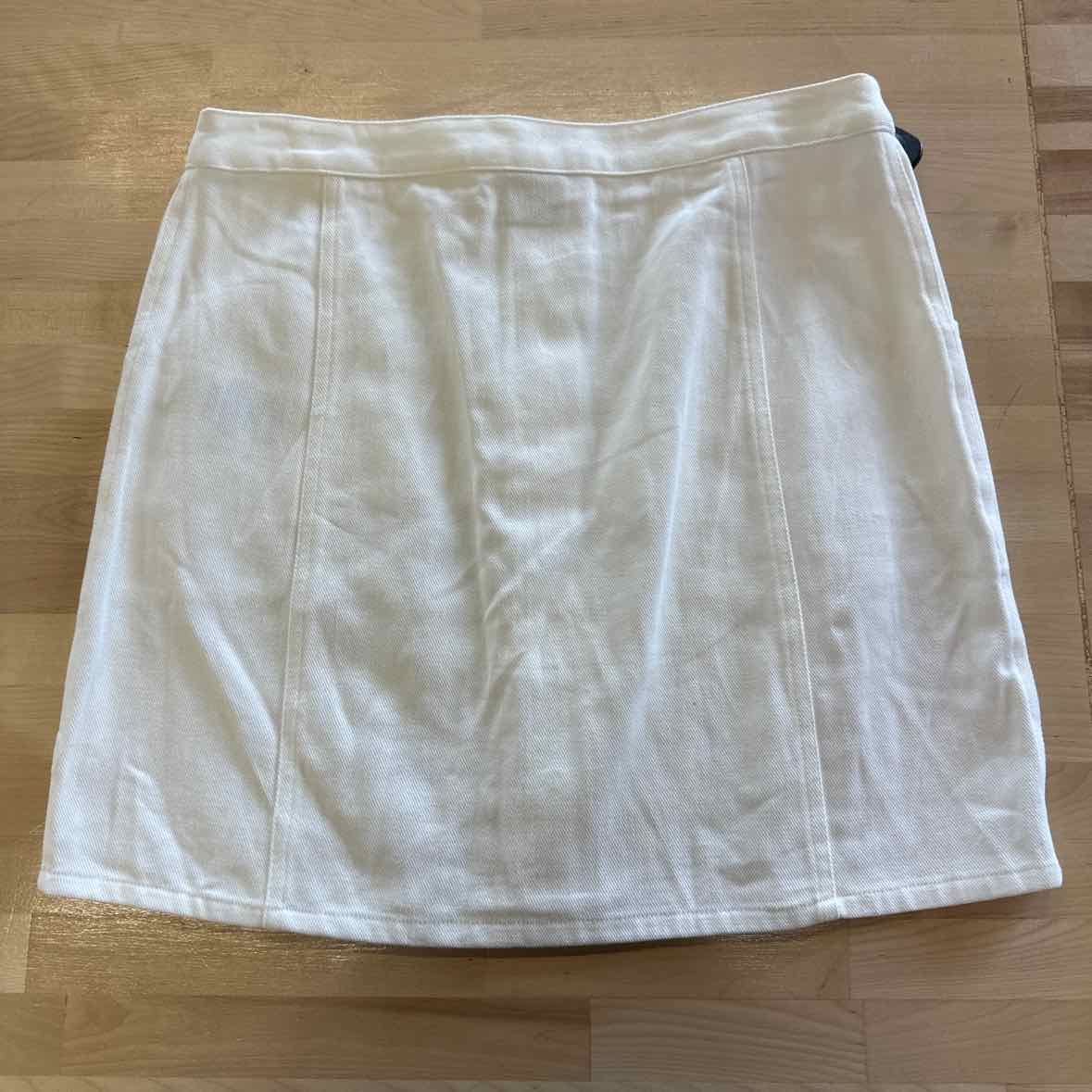 Hurley Size 29  (7) Tracy Button-Front Mini Skirt - White