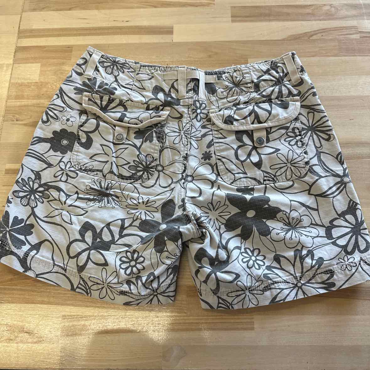 Gloria Vanderbilt Size 6 Gray Shorts