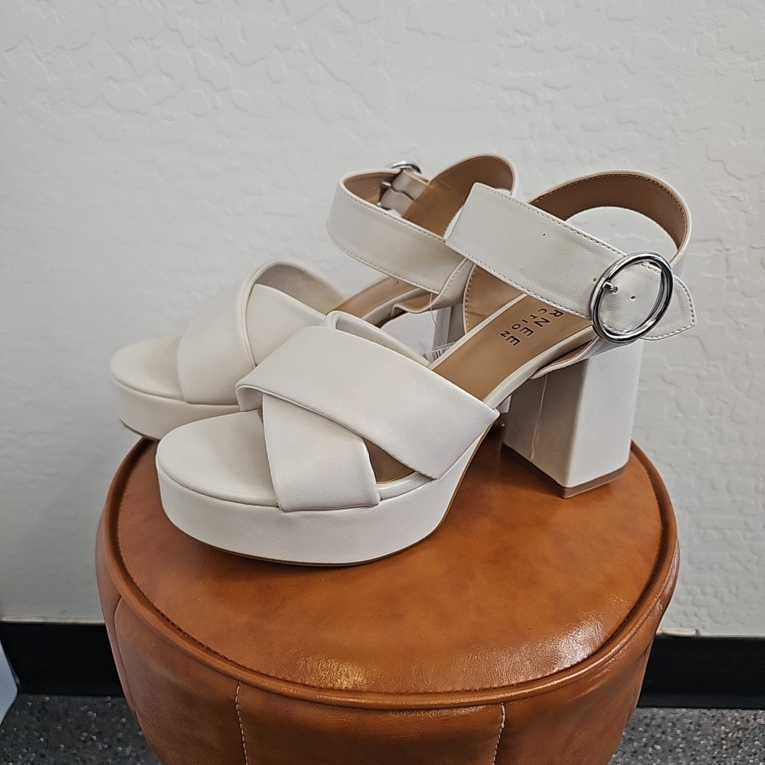 Journee Collection Shoe Size 8.5 White Heels