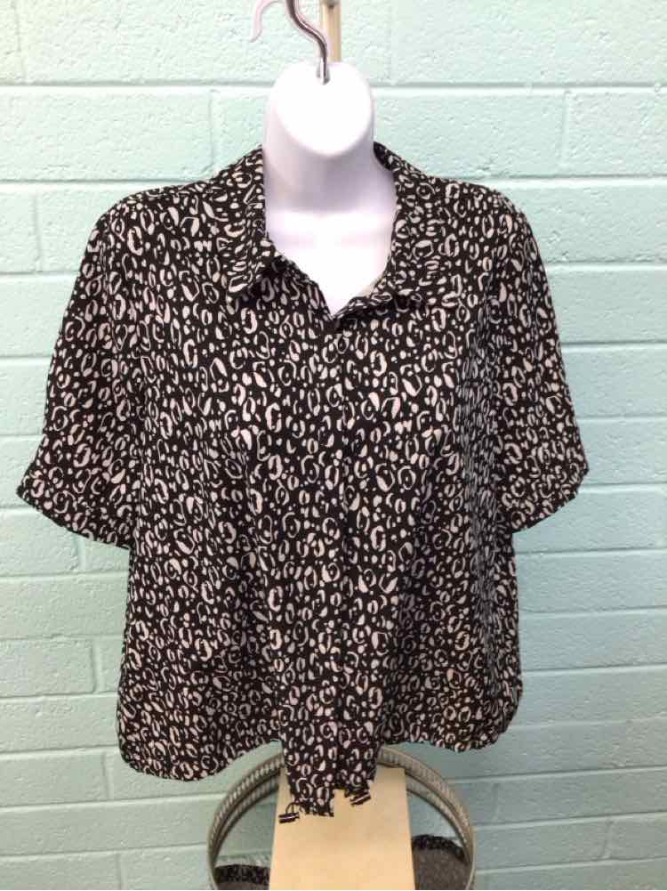Chico's Size 1.50 (10) BLACK & WHITE Blouse