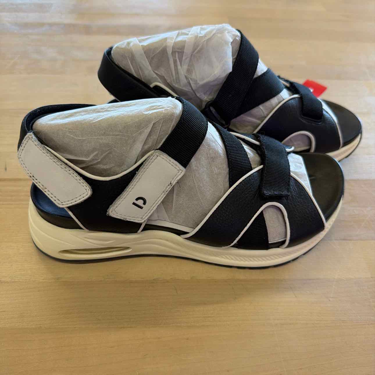 Earth Size 9.5 Black Preloved Sandals