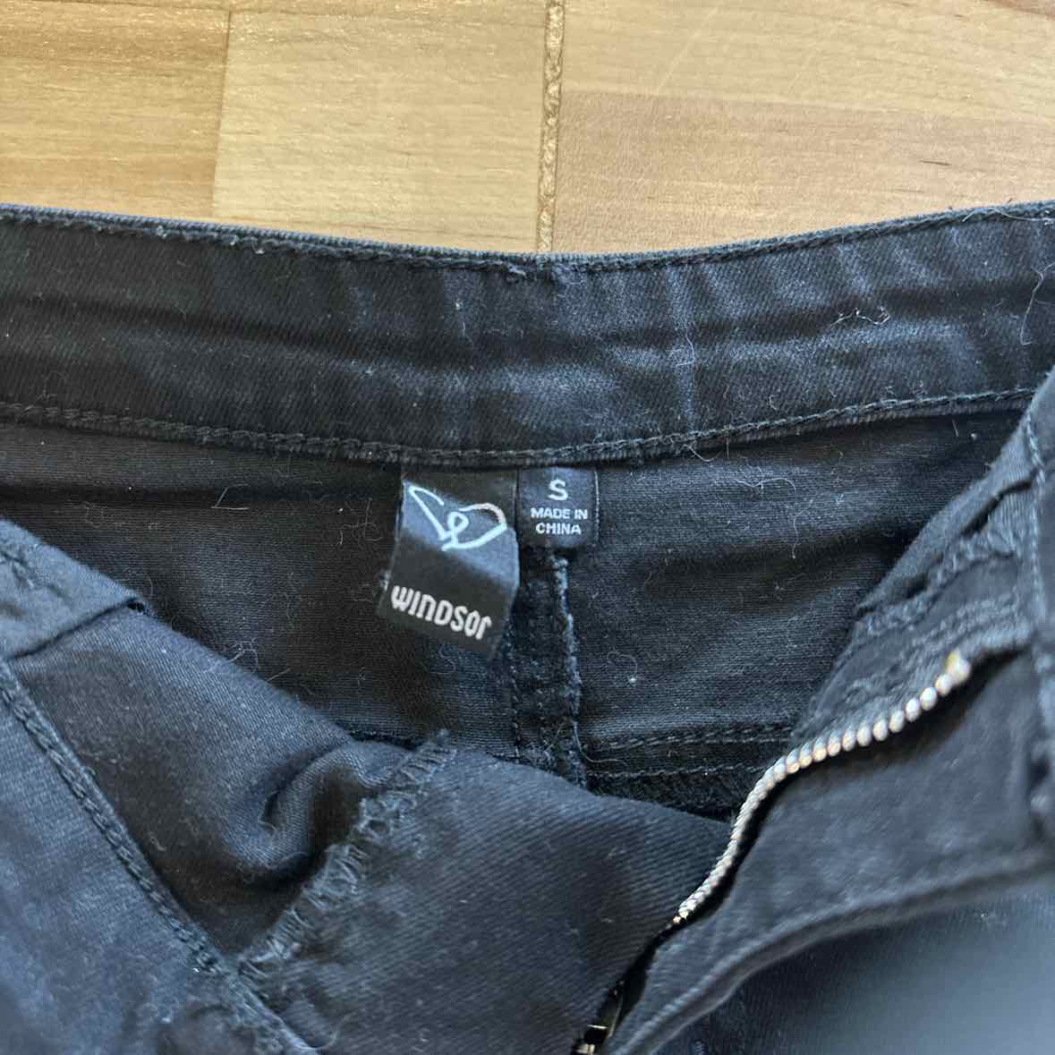 Windsor Size S Black Shorts
