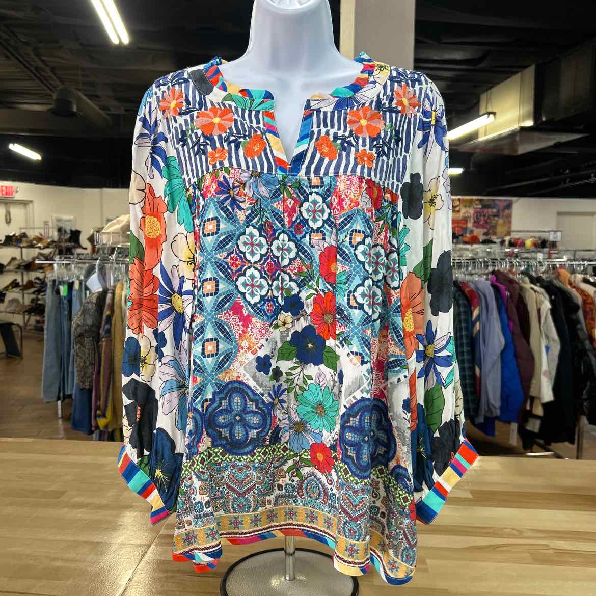 John Mark Size M Multi Color Preloved Blouse LS