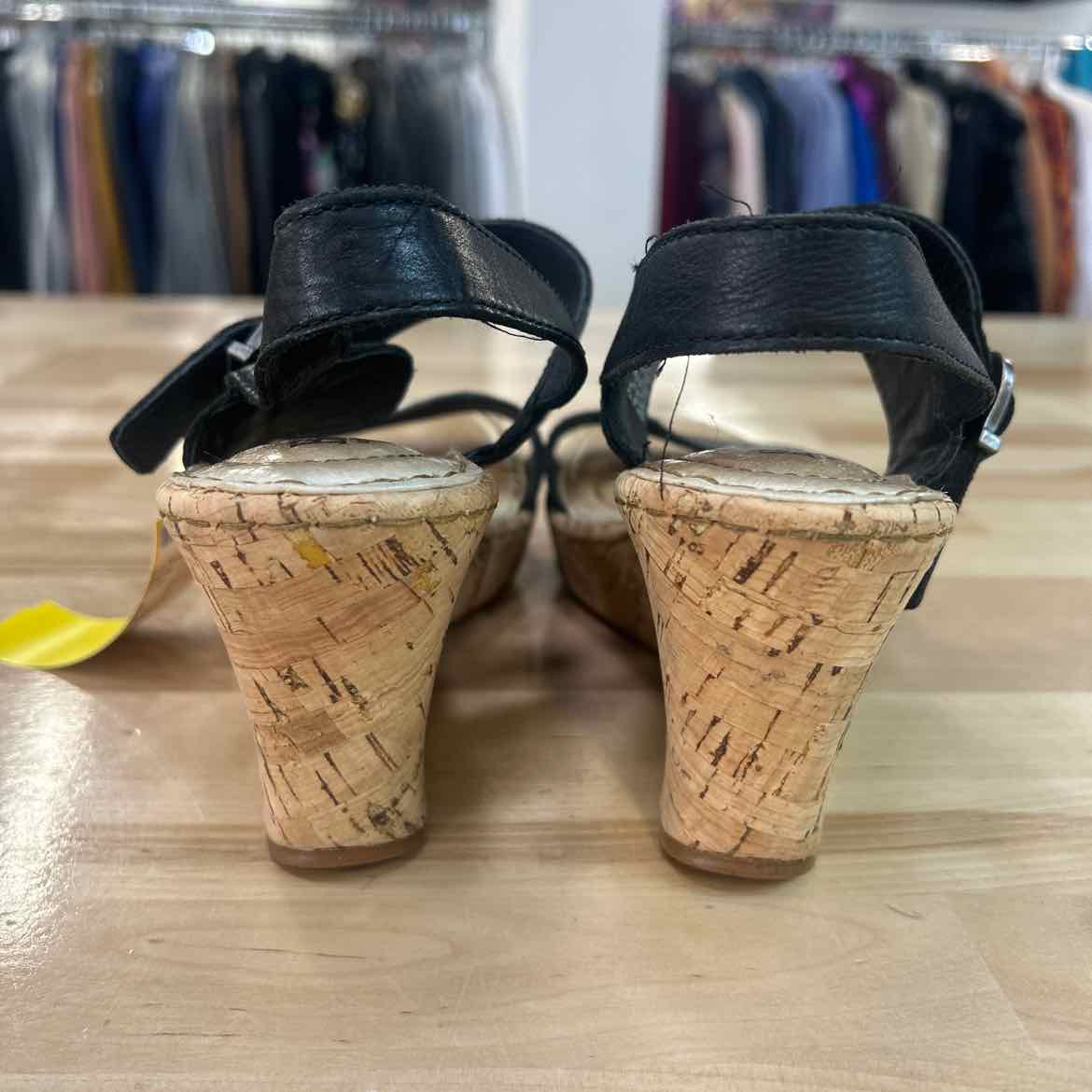 Born Size 6.5 Black/Brown Preloved Wedges