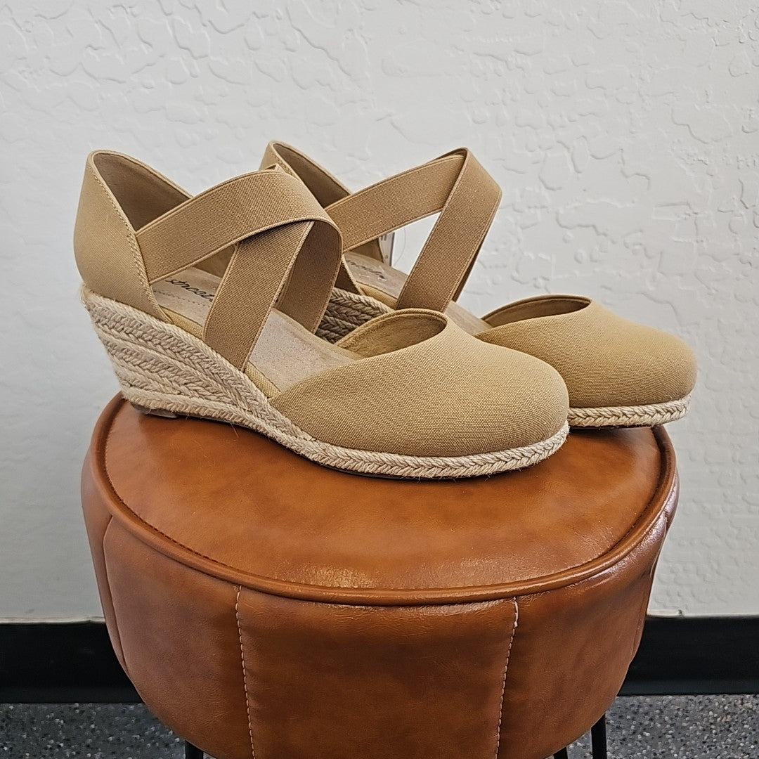 Easy Street Shoe Size 7.5 Tan Heels