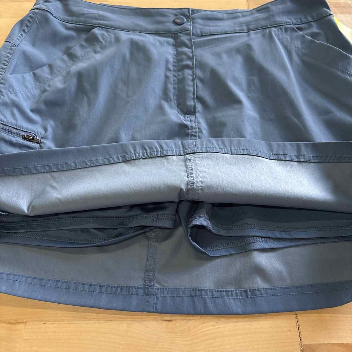32 degrees Size L Blue Skorts