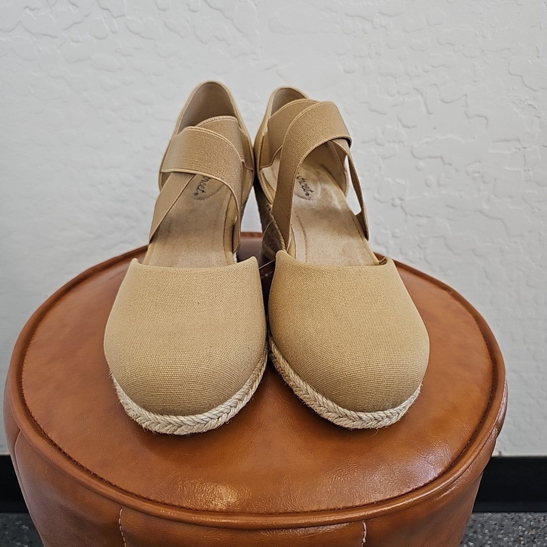Easy Street Shoe Size 7.5 Tan Heels