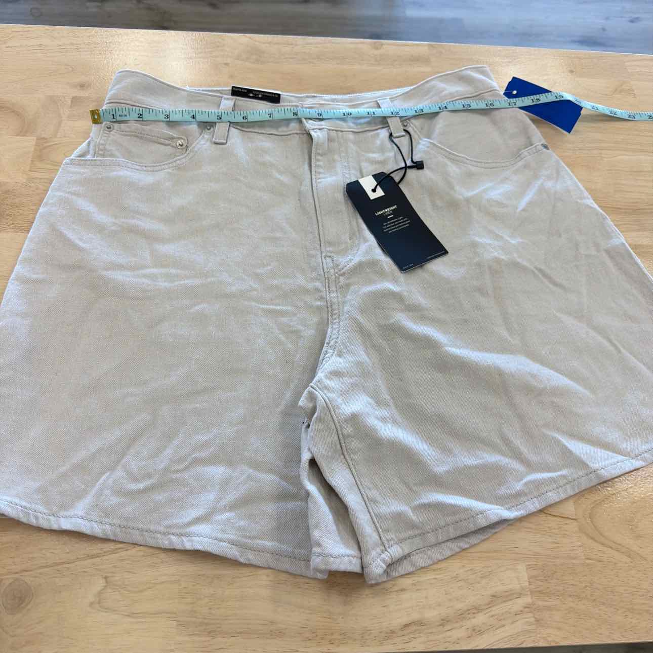 Levi's Women Size 31 Tan New Shorts