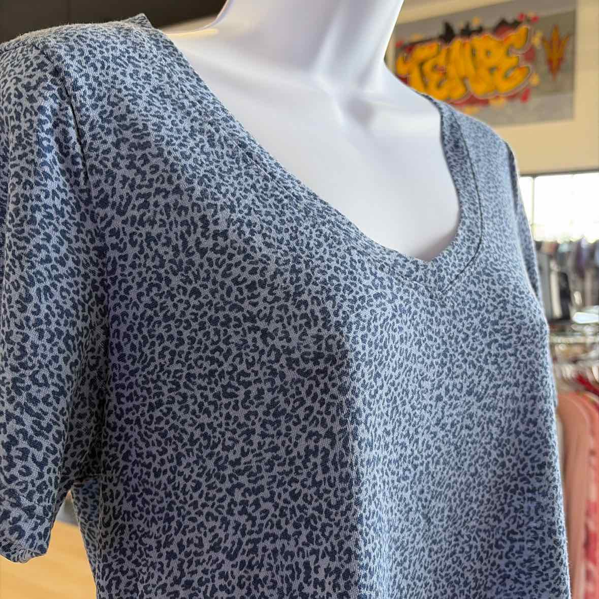 Athleta Size M Black & Blue Used T-shirt