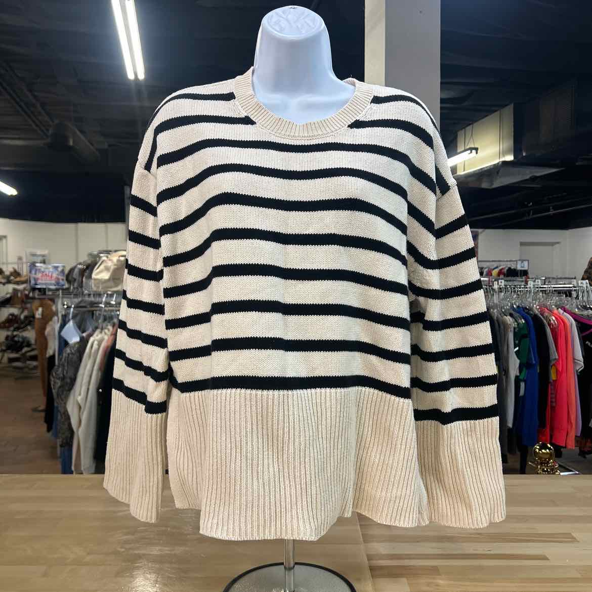 Gap Size M Cream/Black Preloved Sweater