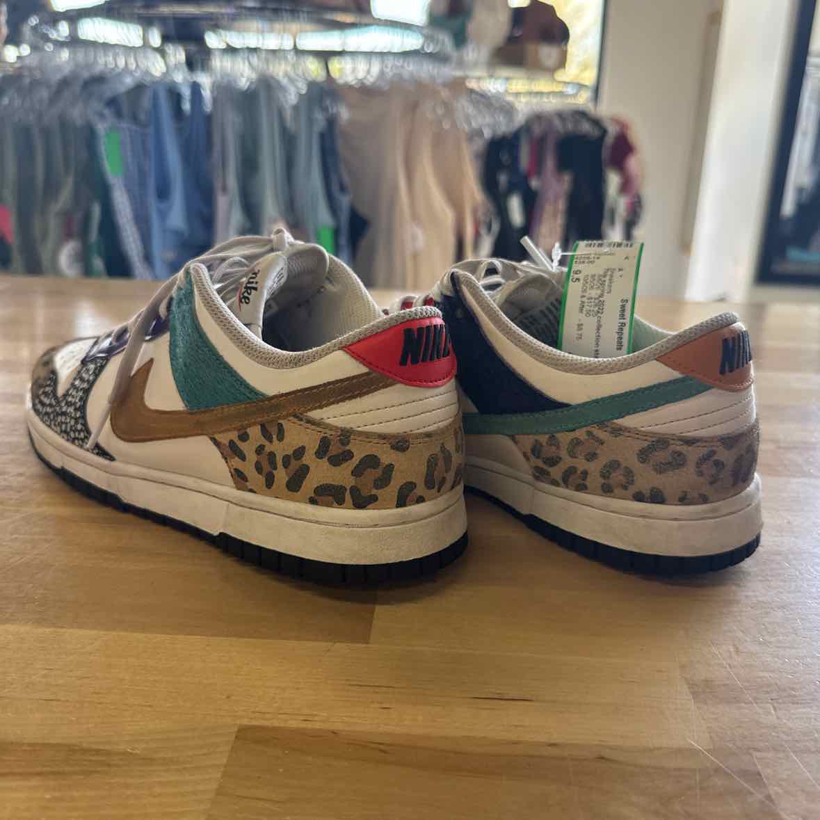 Nike Size 9.5 Multi-Color Preloved Sneakers