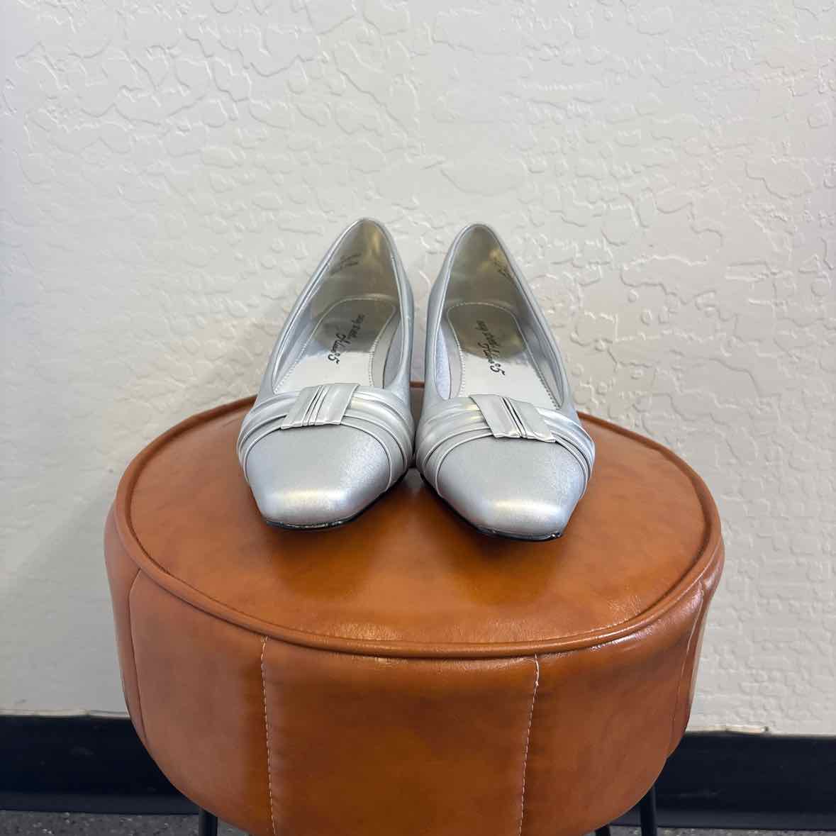 Easy Street Shoe Size 9 Silver Heels