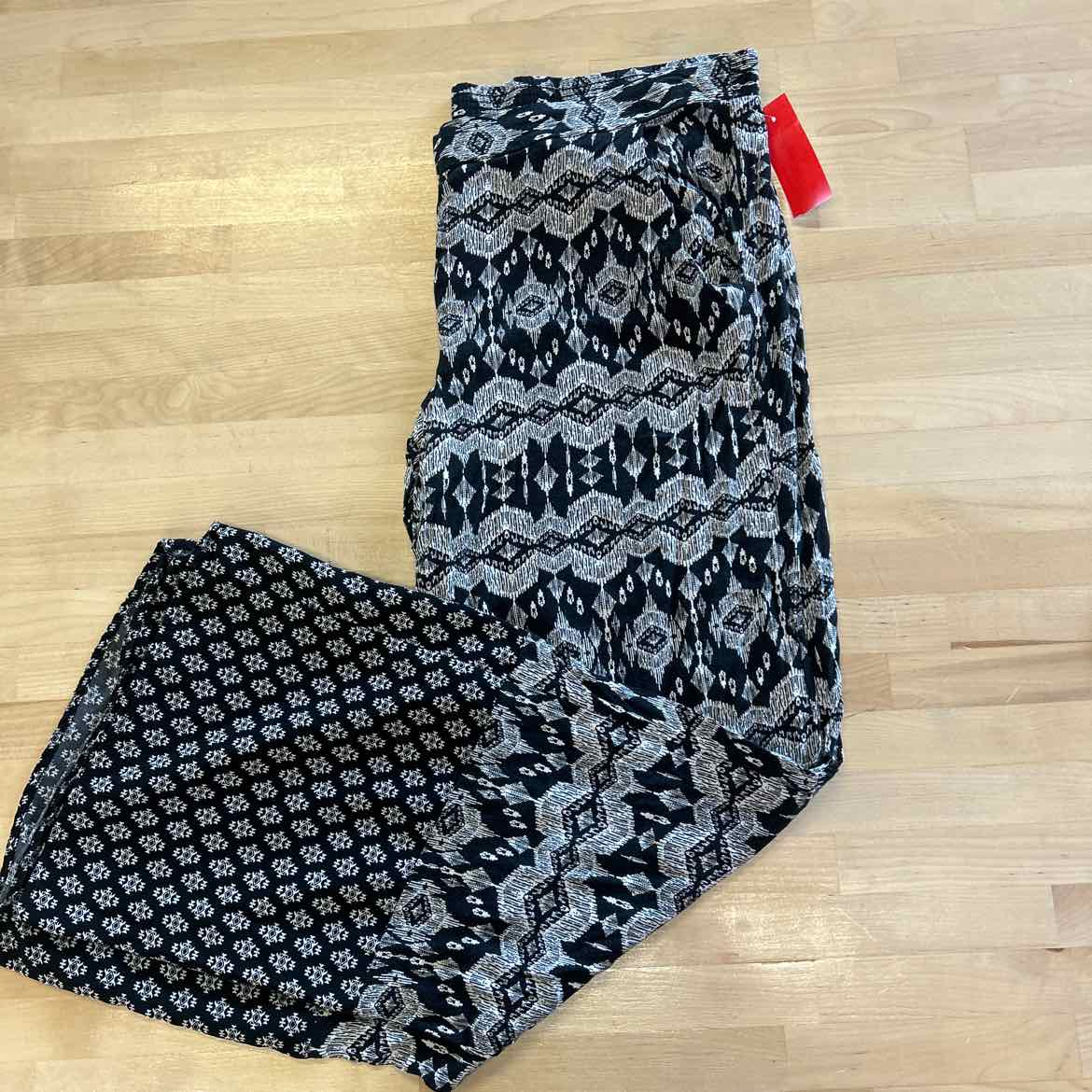 By & By Size L Black White Lounge