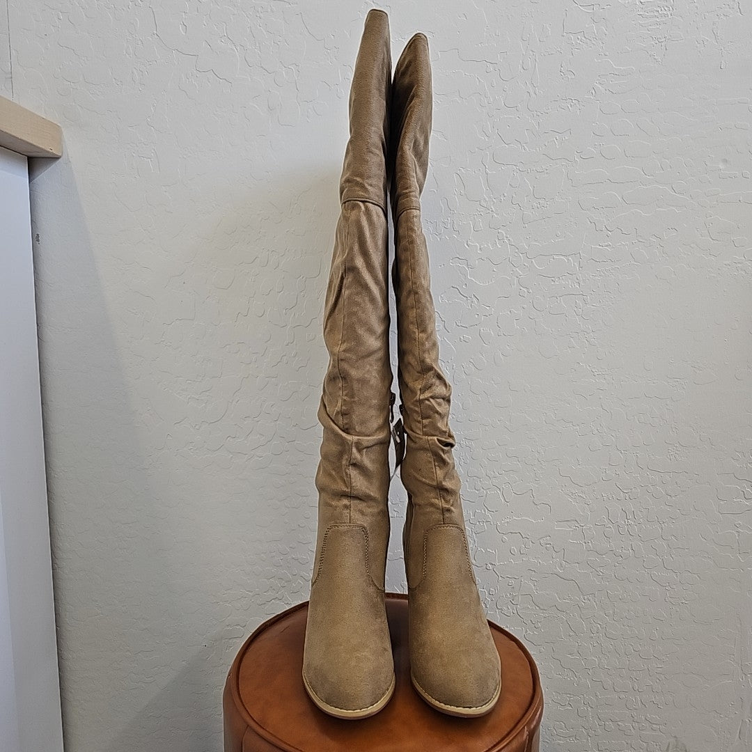 Journee Collection Shoe Size 7 Tan Heels