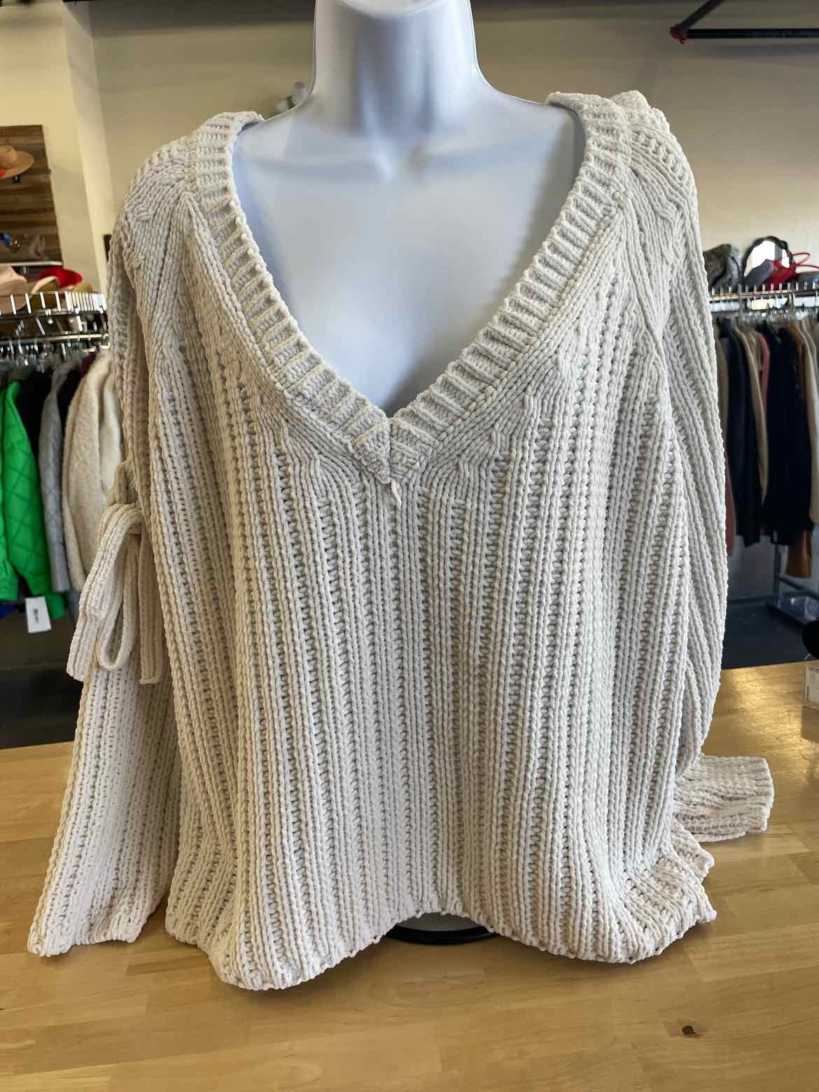 venus Size M White Sweater