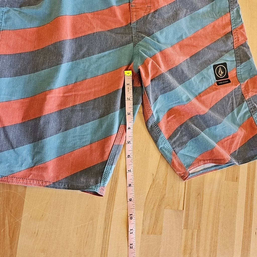 Volcom Size 30 gray & green MENS Swimwear