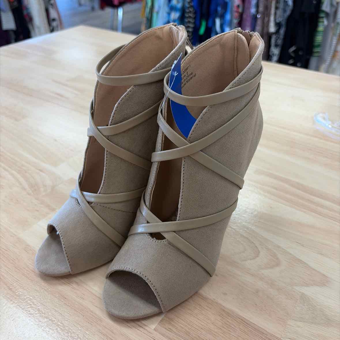 Journee Collection Women's Samara Bootie