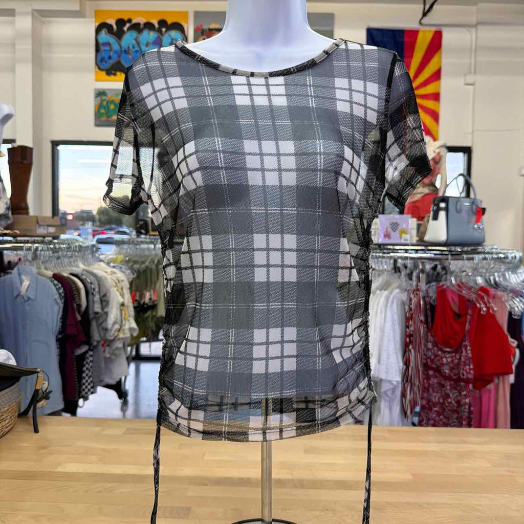 Rebellious Dreamer Size XL BLACK & WHITE Preloved Shirt