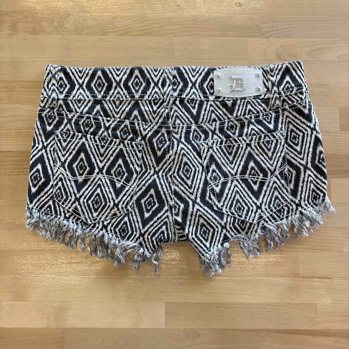 dollhouse Size 7 Black/White Shorts