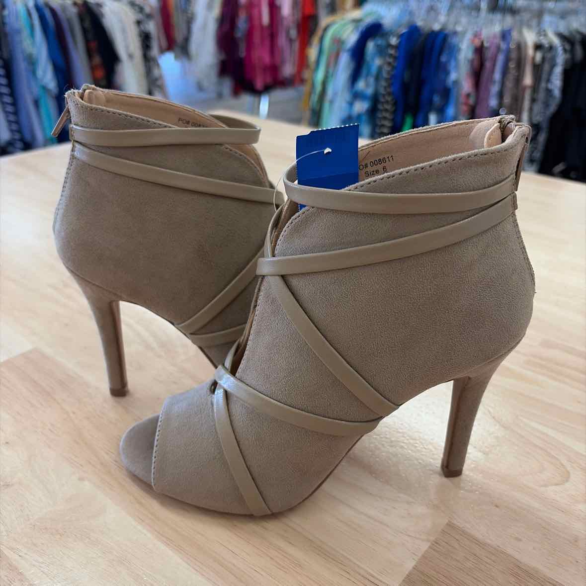 Journee Collection Women's Samara Bootie