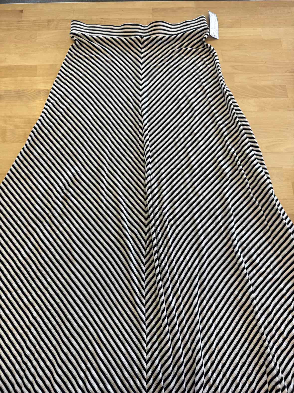 INC Size M BLACK & WHITE Skirt