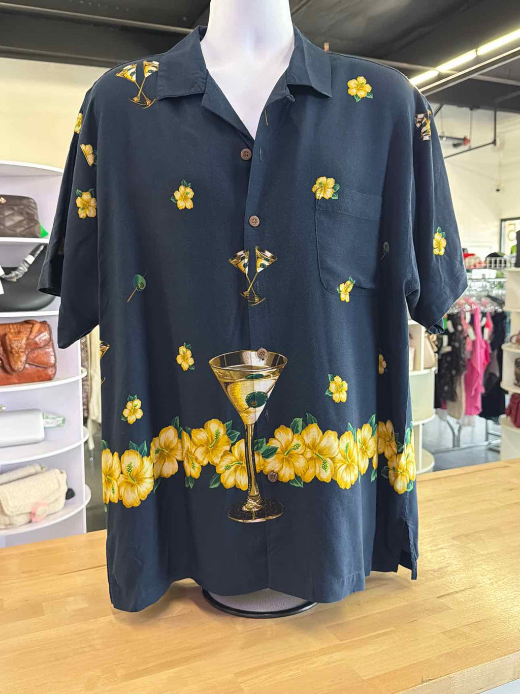 Luau Size XL Navy Preloved MENS Button Down Shirt