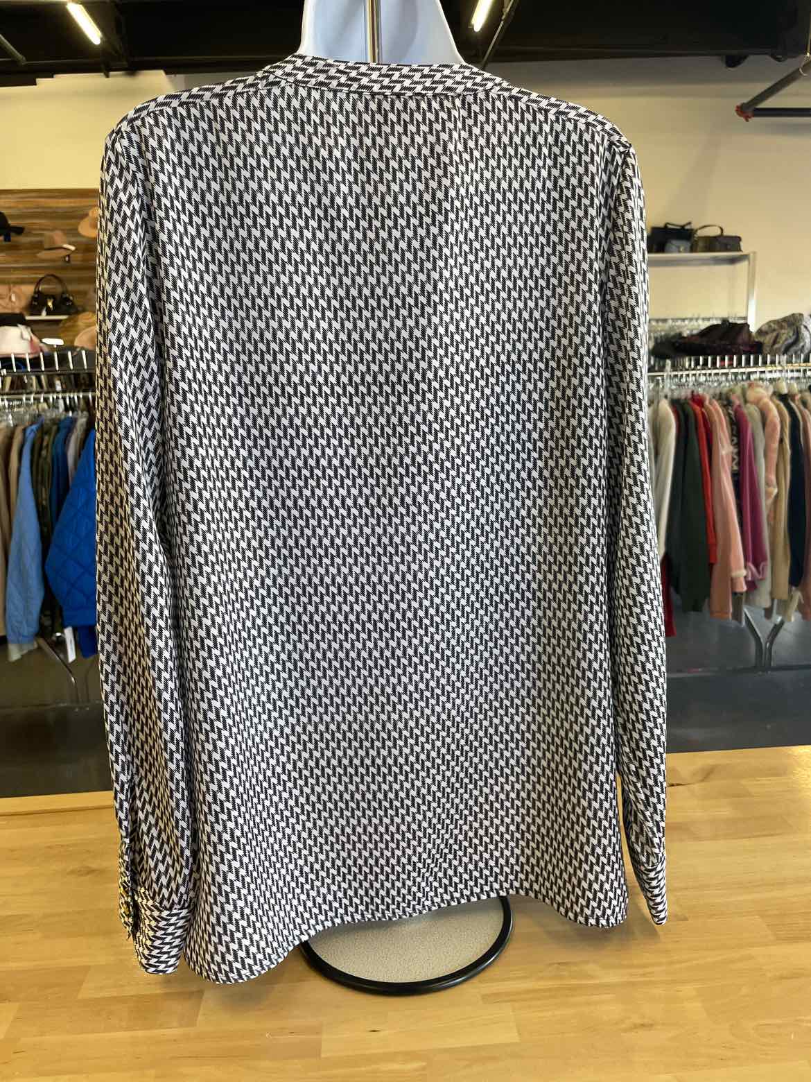 Ann Taylor Size 6 BLACK & WHITE Button Down Shirt