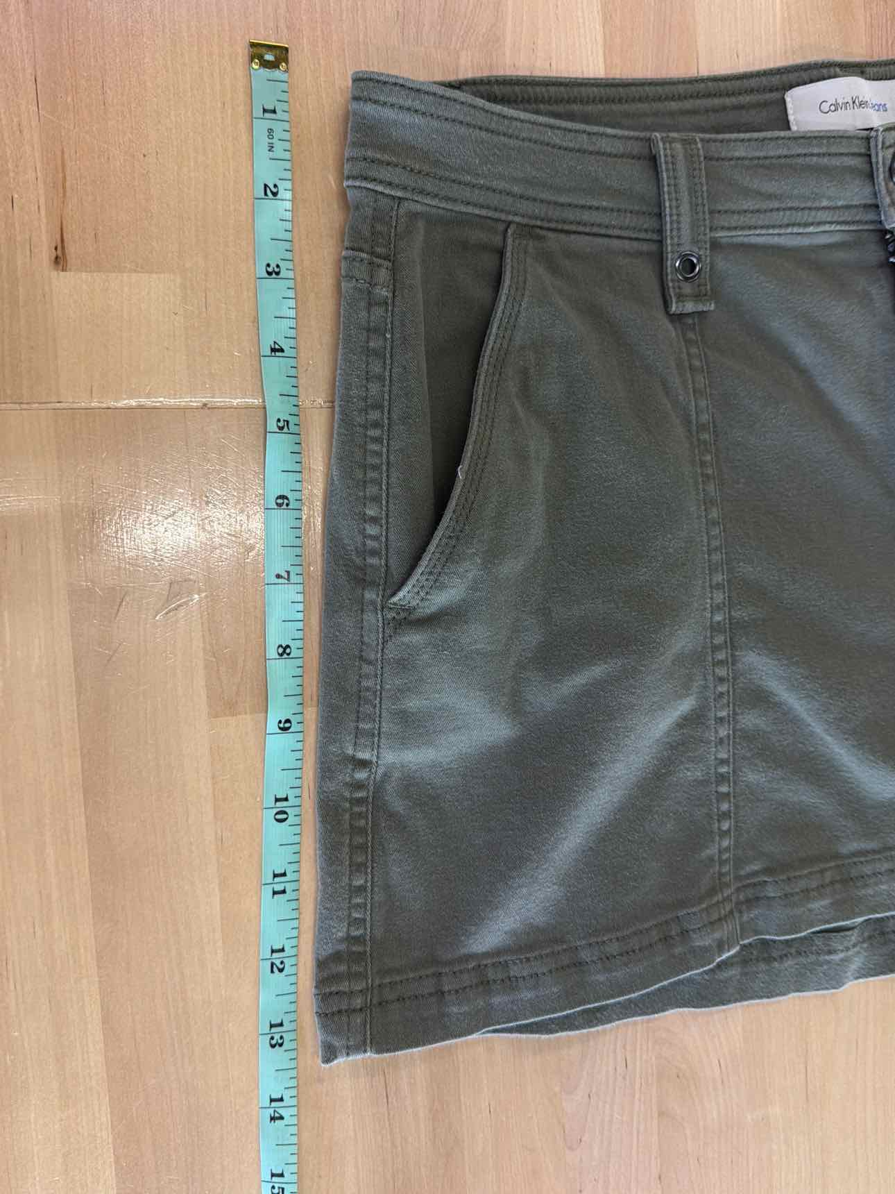 Calvin Klein Women Size 31 Green Preloved Shorts