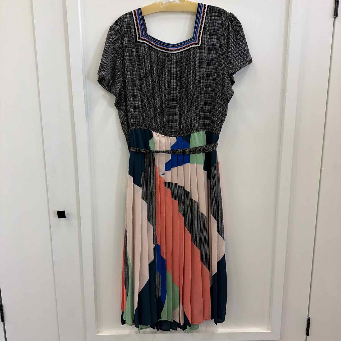 Dr 2 Size XL Multi-Color Preloved Dress