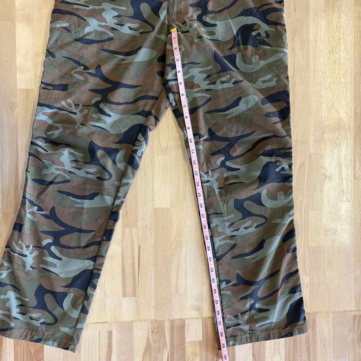 Male Wrangler Men's Size 34x30 Green Print Camo Pants