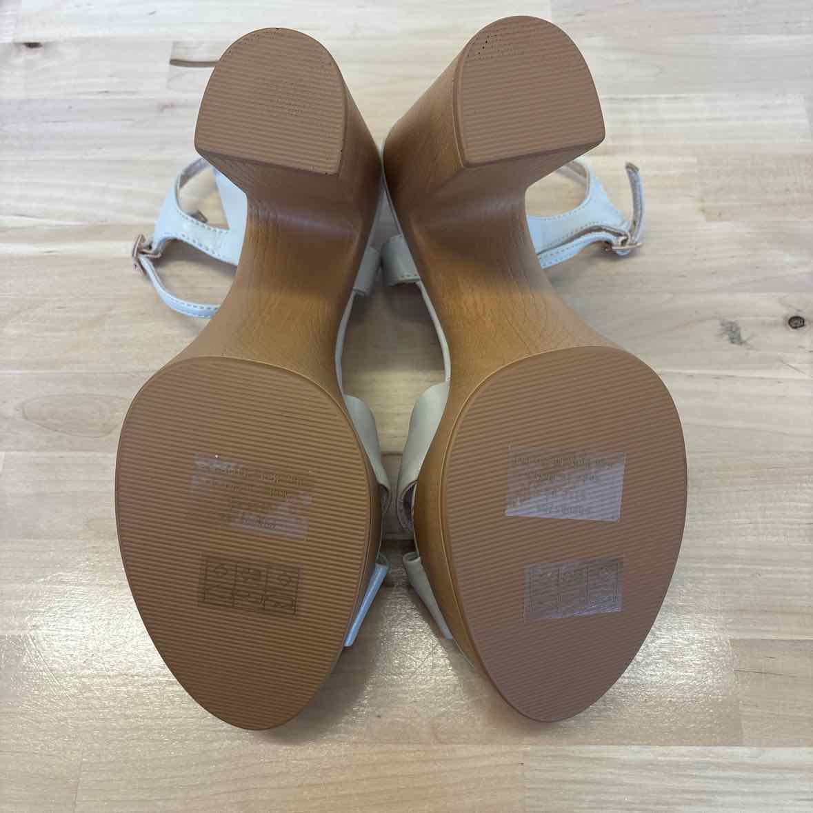 Journee Collection Shoe Size 9.5 Beige Heels