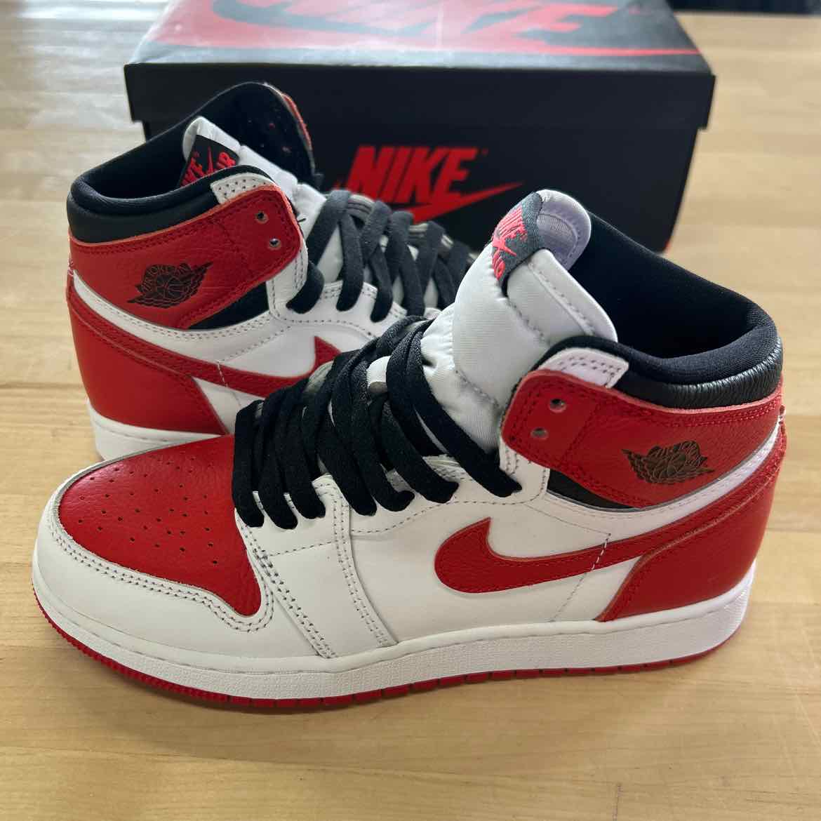 Jordan Size 6 White Red Preloved Sneakers